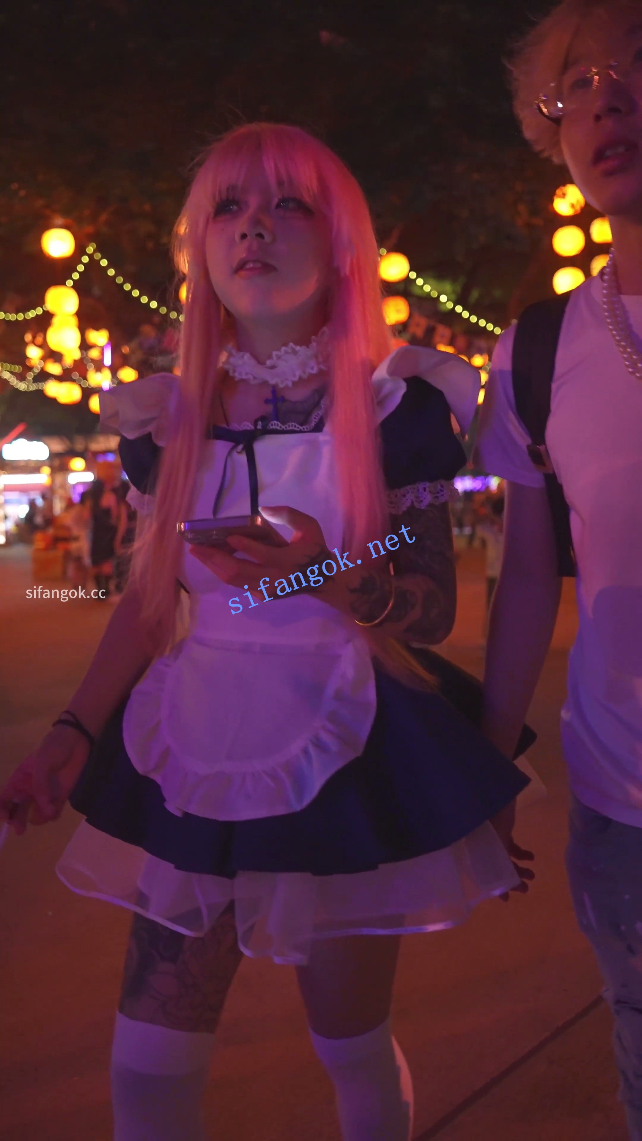 (BC-AA-617)精神小妹cos粉发女仆逛街..白色卡通内又纯又骚