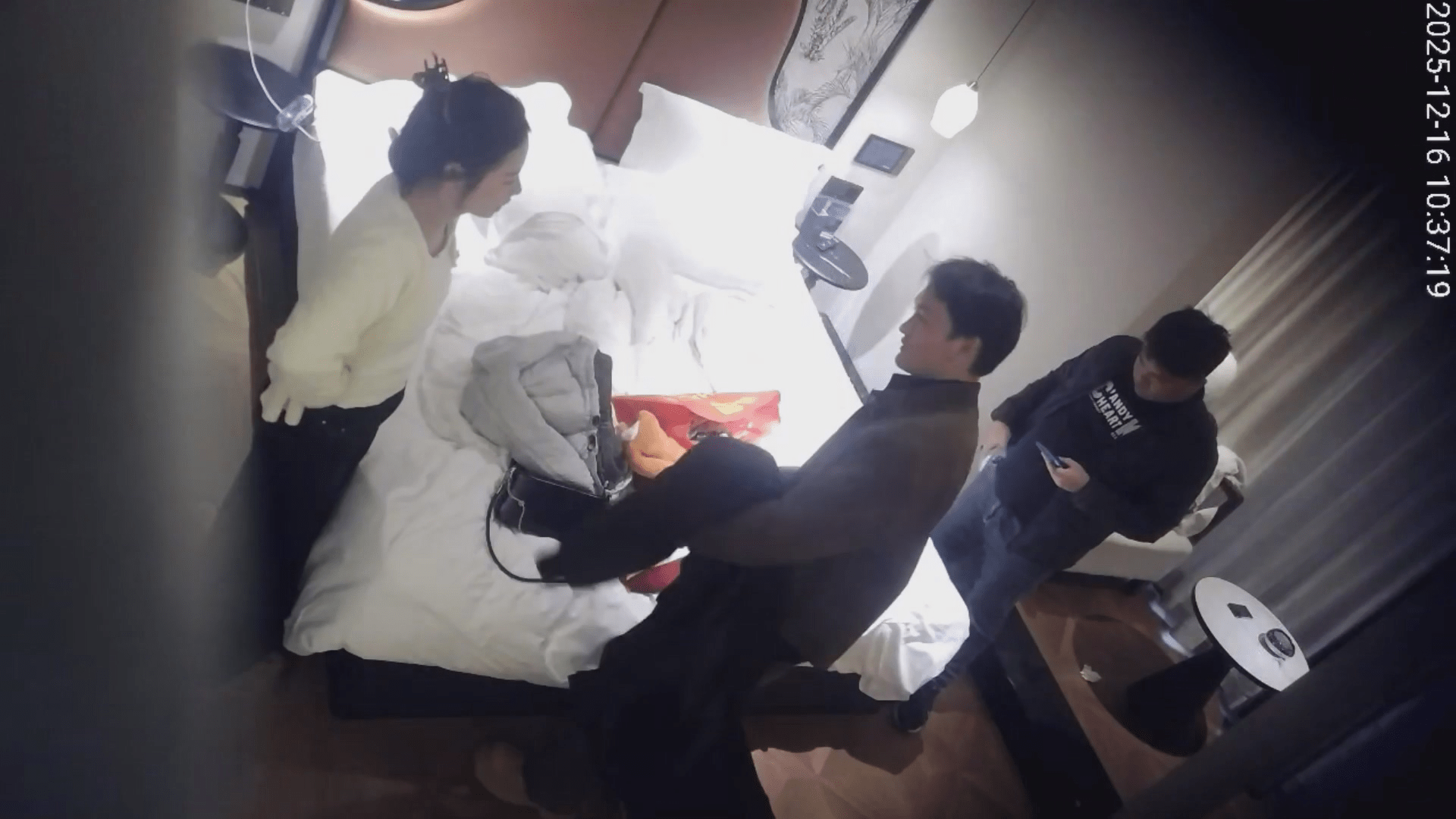 12-16流出❤️天眼酒店高清偷拍胖哥和朋友三人行后续退房前再次操美少妇感觉另一男的才是这女的老公