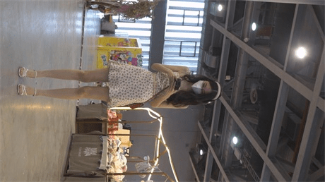 ❣️推荐❣️抄底【身高170眼镜少妇不穿内裤】腿型完美，逼毛浓密，阴户紧实，小阴唇好诱人，眼镜鸡就是骚1V 预览图 1