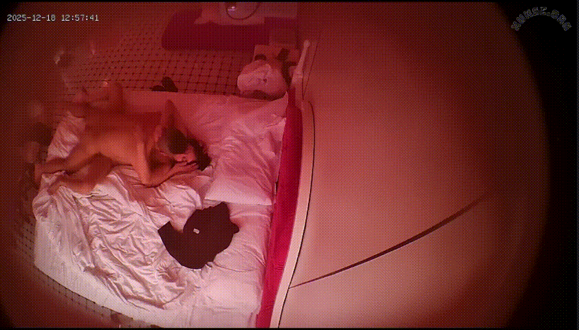 上帝视角52号房 12-18 中年男子有点急不可耐 直往女人身上扑 这女人身材真不错 后背两个纹身是个奴吗 预览图 7