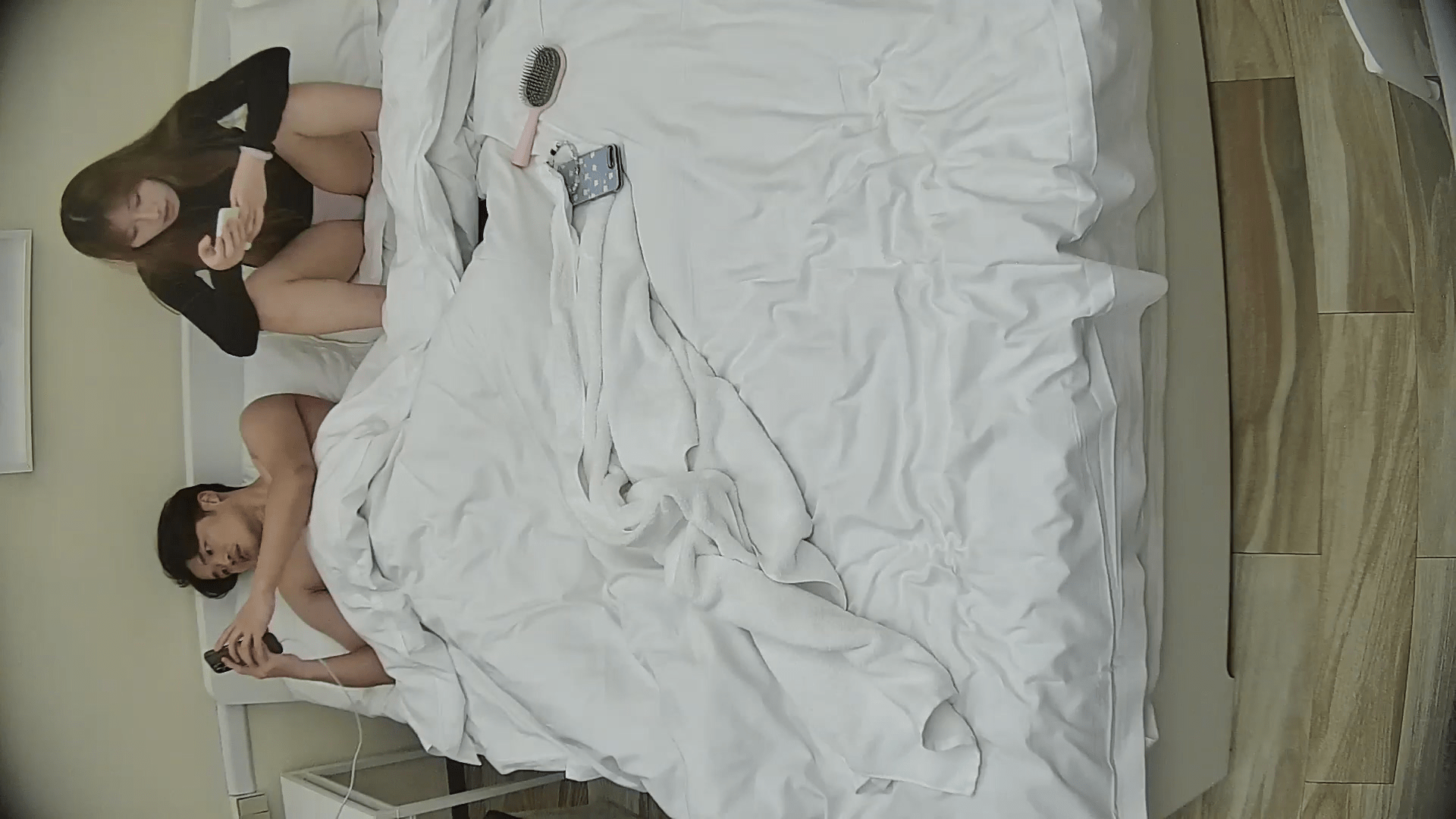 12-16流出酒店偷拍❤️连续几天入住年轻情侣爱喝酒的呆萌美女宿醉未醒裸奔吵架崩溃大哭完整版（30V) 预览图 1