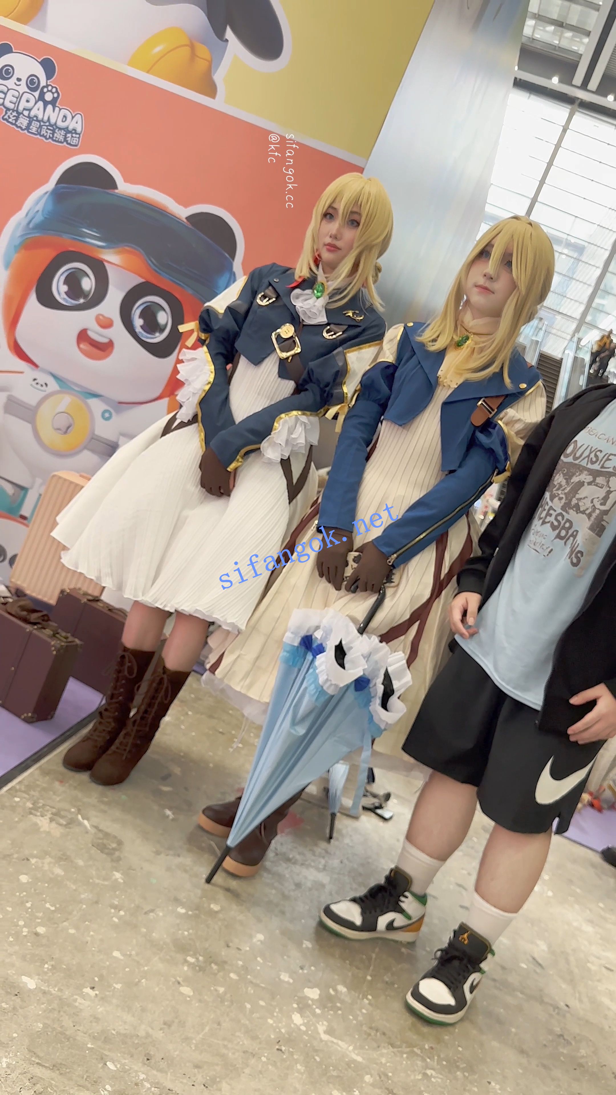 【KFC】COSER学生妹和男友相同装扮逛街·粉色内内低角度前后CD 预览图 1