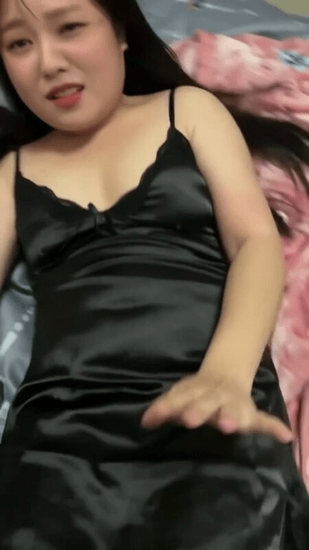 【精品乱伦】王红妈妈 – 元旦跨年夜偷情大嫂 你大哥就在外面怎么可以这样！强行按倒插入爆操 羞耻到喷尿又爽又克制 预览图 1