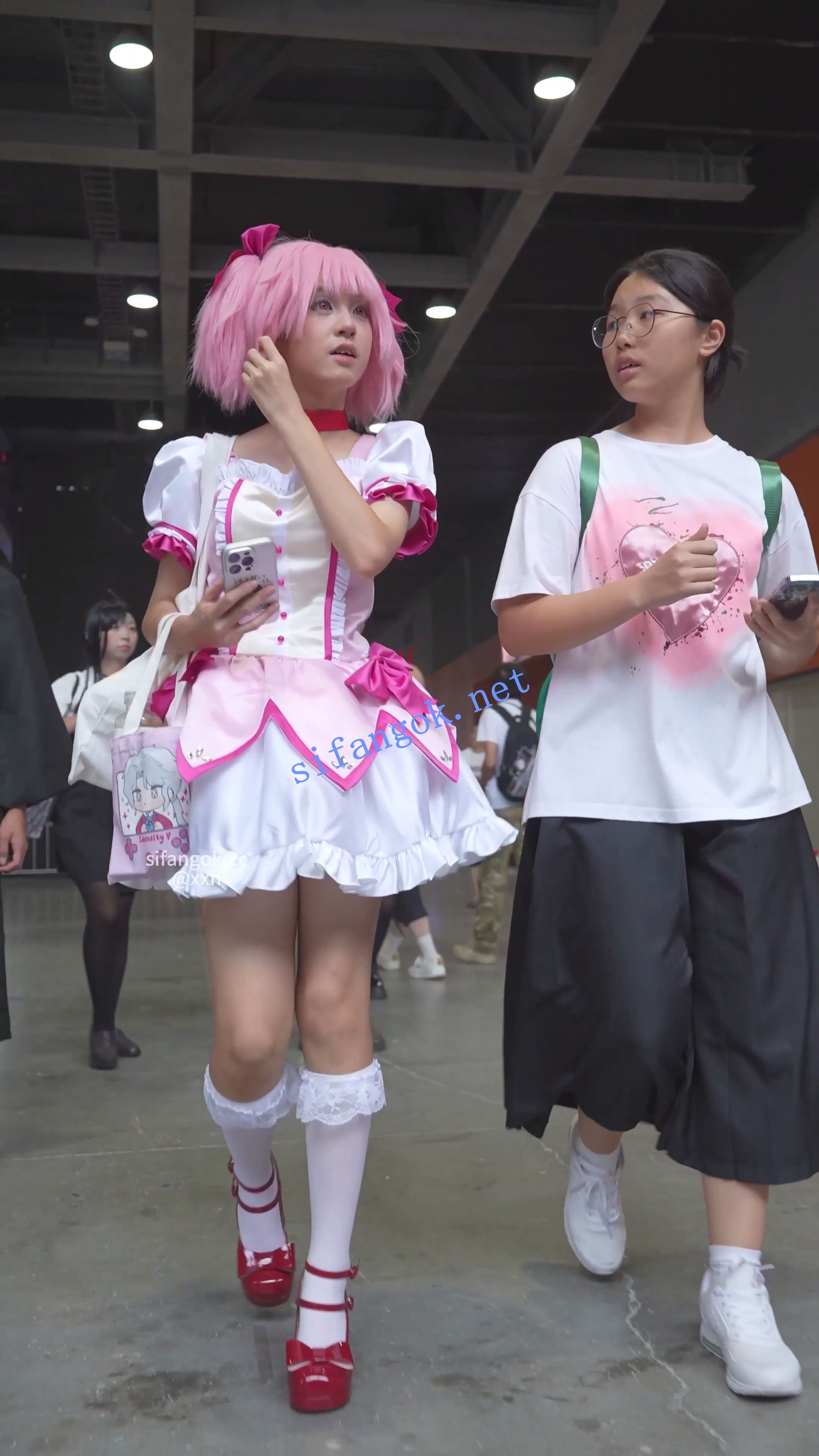 【xxn-345】小圆cos小姐姐逛街..窄内夹成丁勒出13缝前后CD 预览图 1