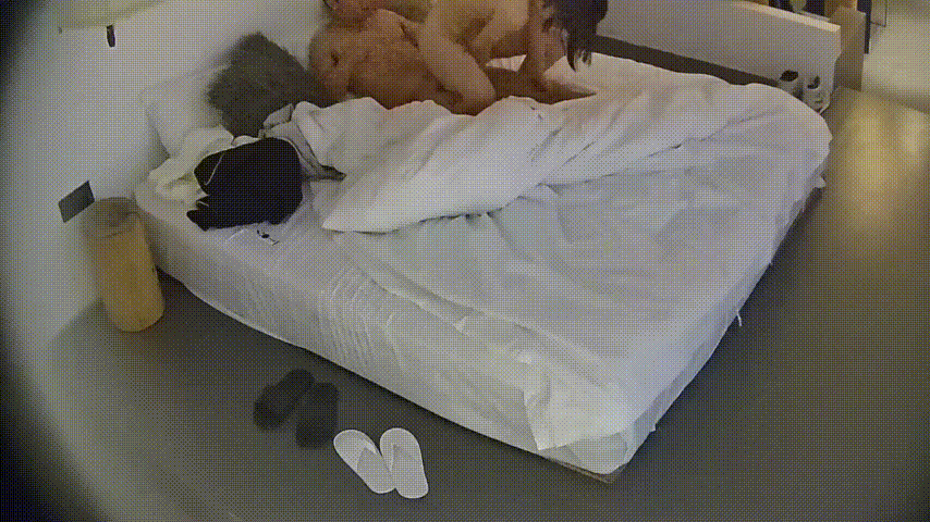 大学城 1-3 男子开好房把正在上班女友叫过来打一炮 走之前还约好晚上再战 女友操完后到处找小内裤 预览图 3