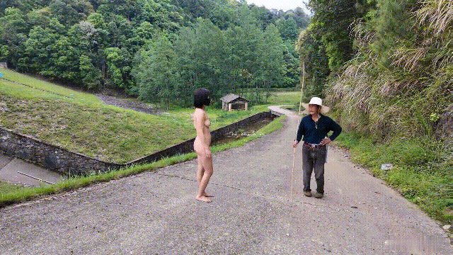 ⚫️天花板露出狂人【cikaimoon】最新作品，全裸乡村铁轨露出，路上勾引老头，老头不敢直视偷瞄 预览图 3