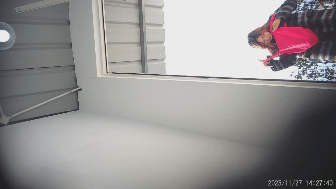 一月新流出景区简易公厕偷拍❤️大波浪气质美少妇打标枪拉稀 预览图 1