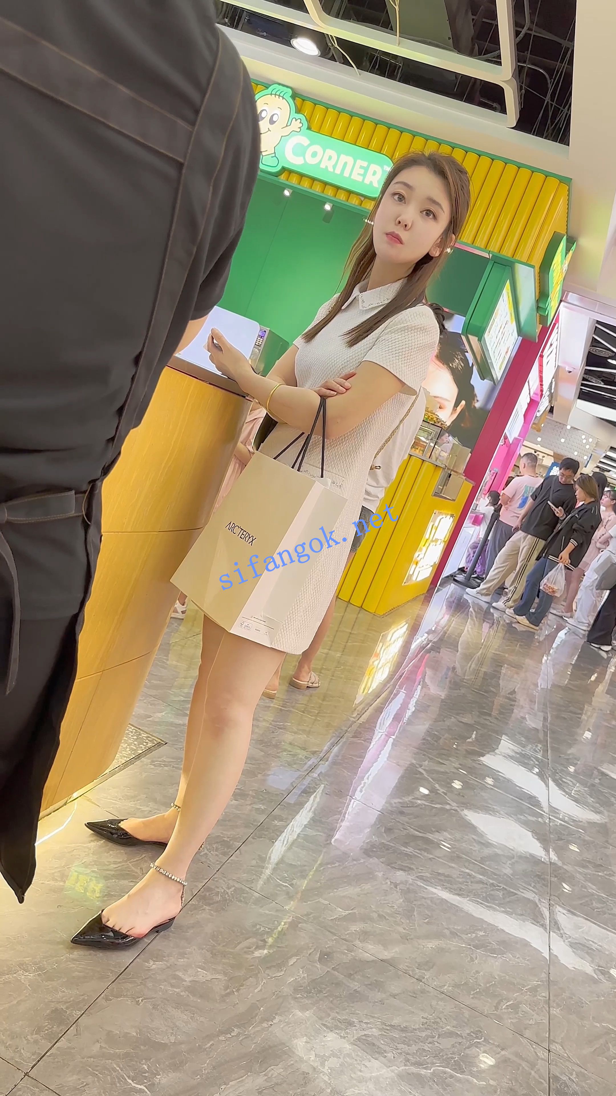 【KFC】少妇逛街发现被拍一直盯着相机·内裤被翘臀夹一半 预览图 1