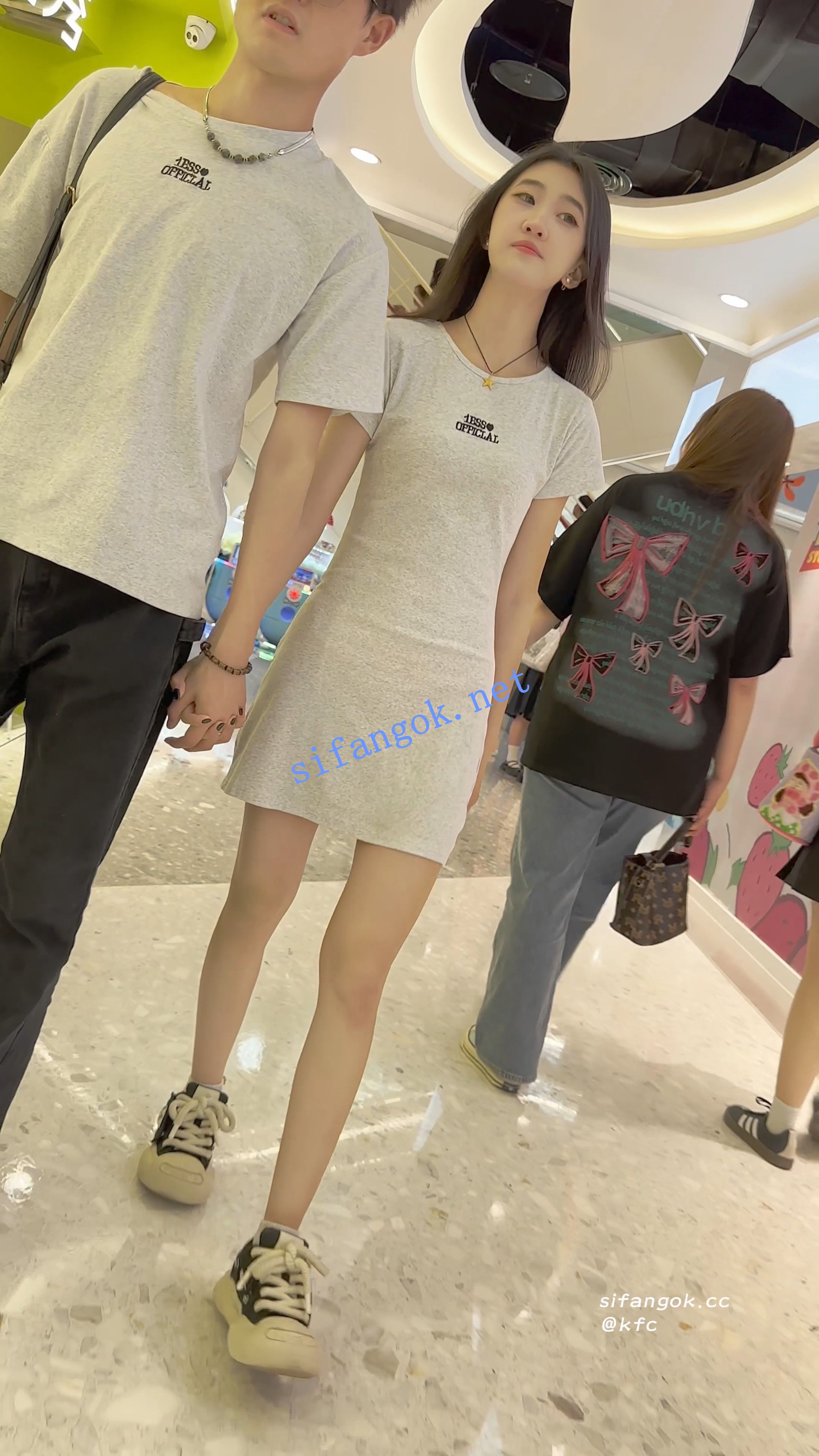 【KFC】学生妹和男友逛街·情侣服短裙·粉色内内前后CD 预览图 1