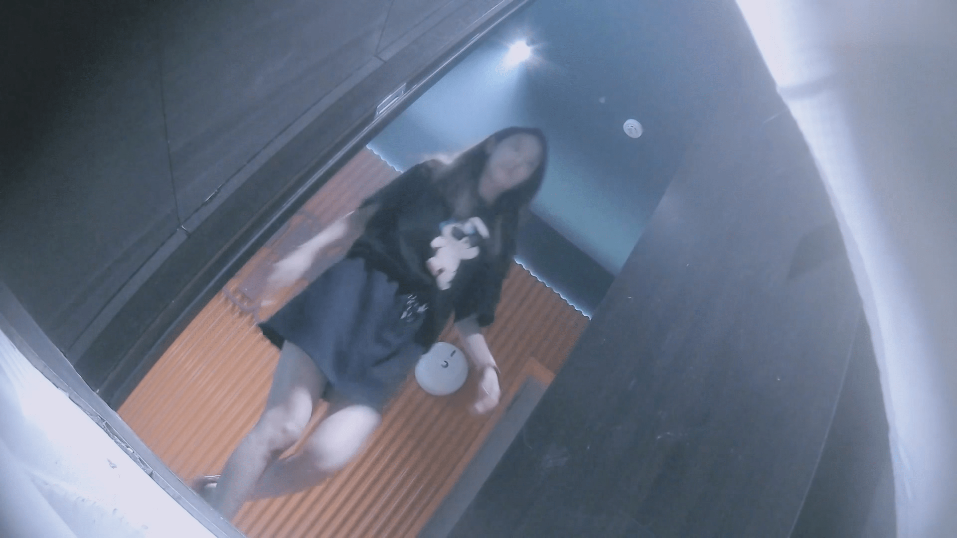 一月新流出酒吧绿光系列❤️前蹲的白虎小姐姐小便激射差点尿湿摄像头了 预览图 1