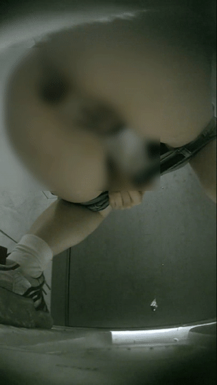 ❤️【厕拍】酒吧小姐姐喷屎 喷的到处都是 用手抓屎！！！ 预览图 1