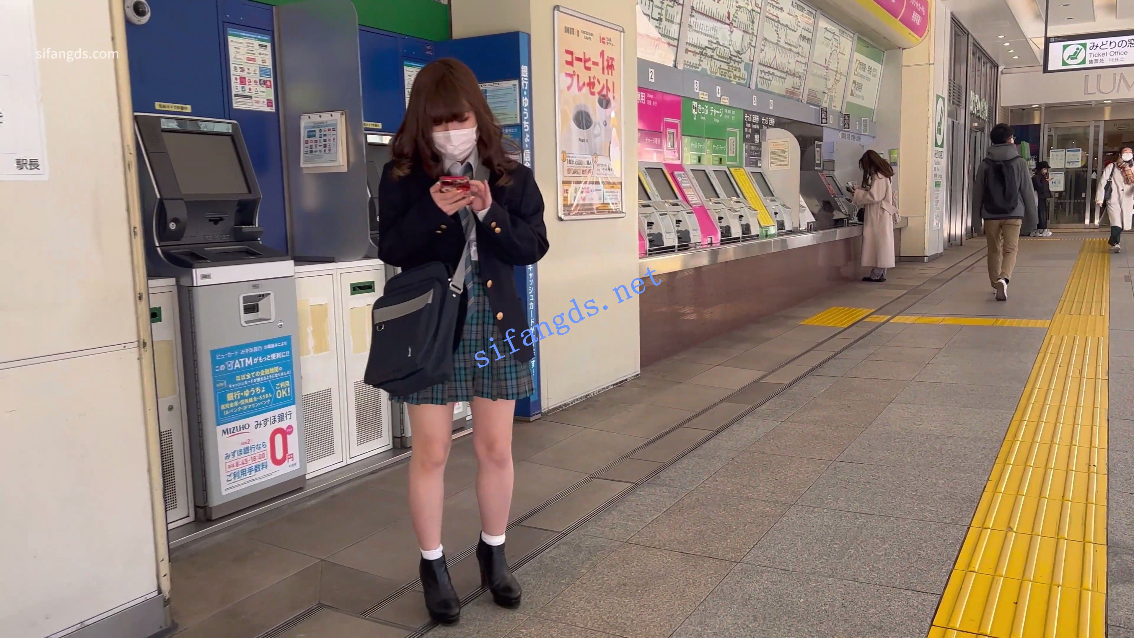 【日产精选】069制服jk学妹坐在栏杆上镜头贴着微透内拍 预览图 1