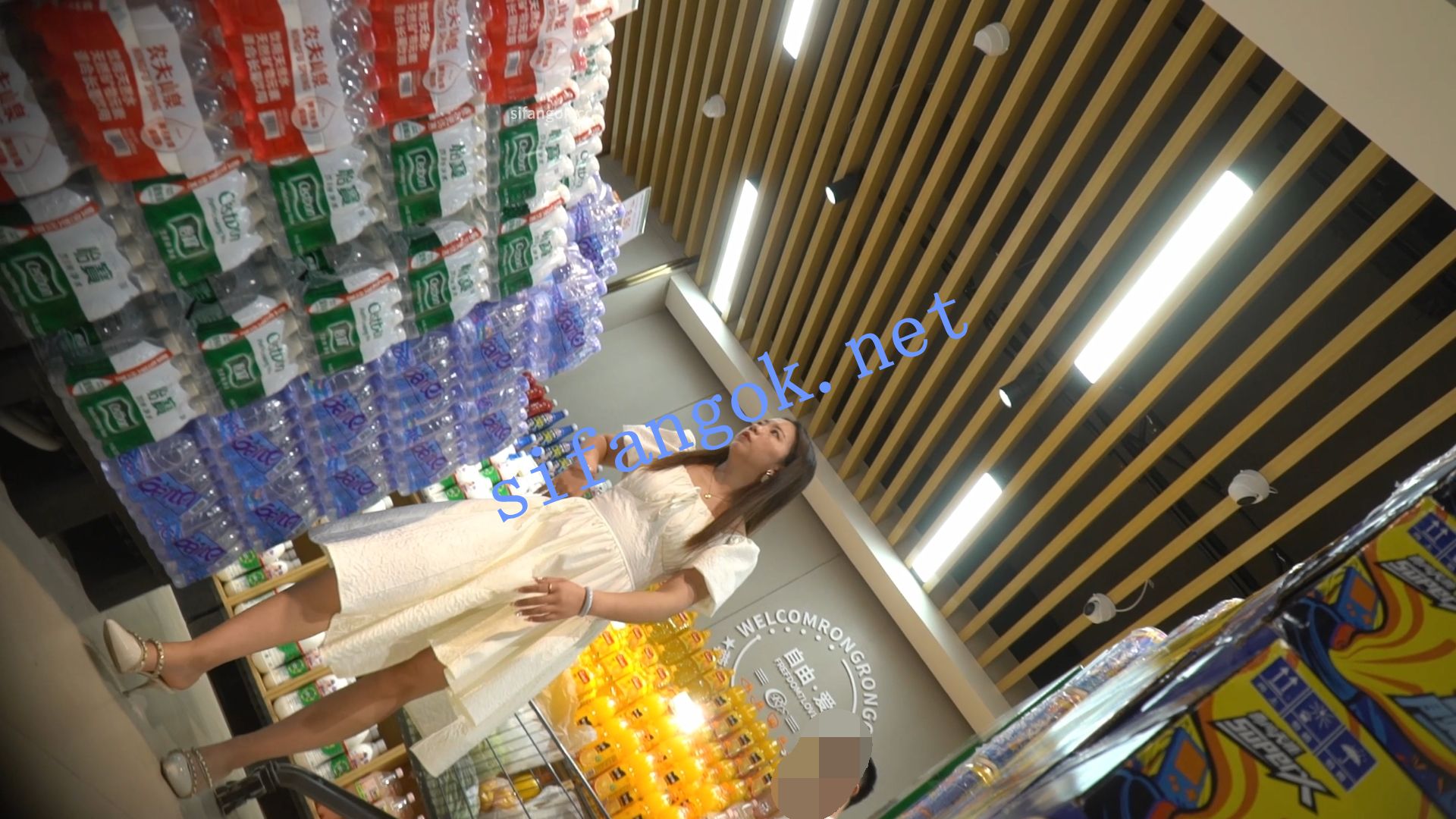 （空城原创）高跟鞋白裙少妇，蕾丝边天蓝窄N夹进臀缝 预览图 1