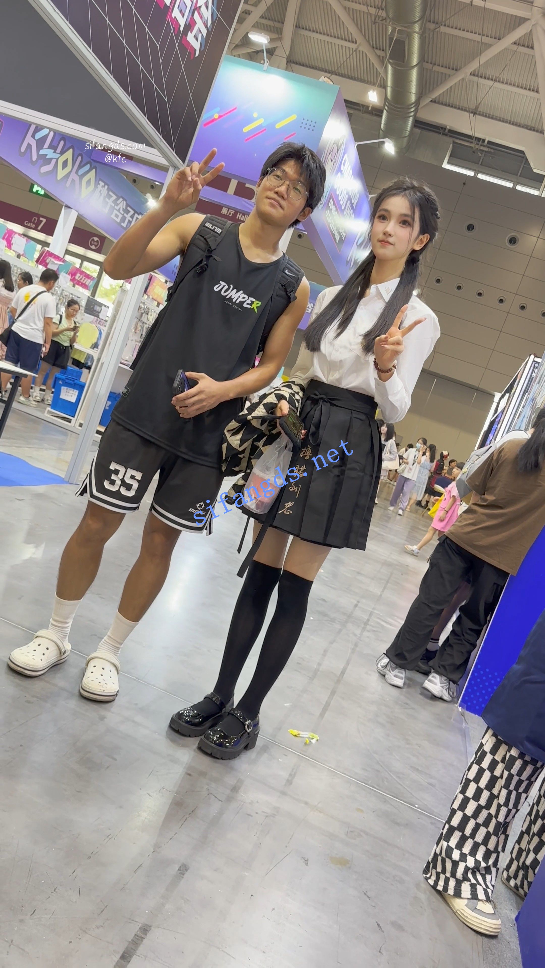 【KFC】双马尾制服学生妹和闺蜜逛街。过膝袜灰色内内可爱 预览图 1