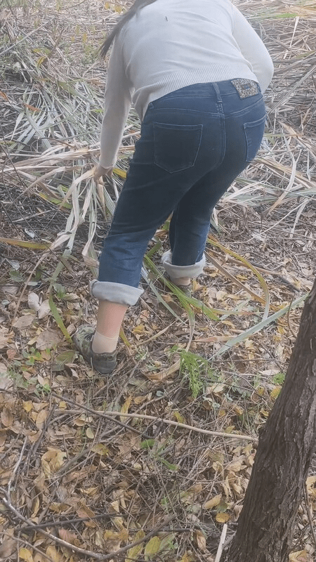 【精品乱伦】农村巨乳母子 – 妈妈在山上砍柴检柴火 看着大屁股扭来兴致了 在山上操逼回归动物的野性 内射汁液逼里淌出精液 预览图 1