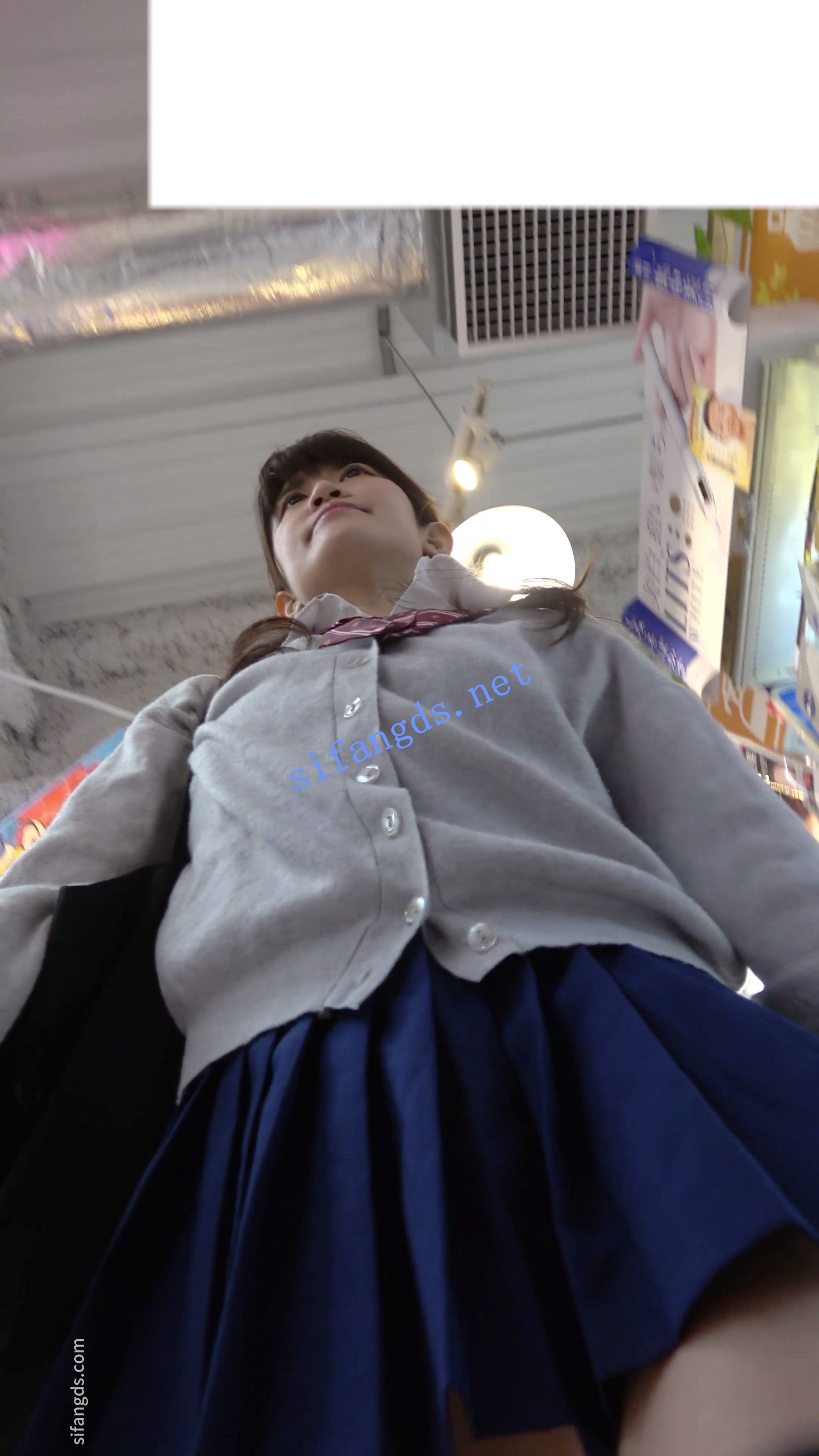 【日产精选】060扶梯抄底jk小姐姐丁字裤两侧露毛连在一起 预览图 1