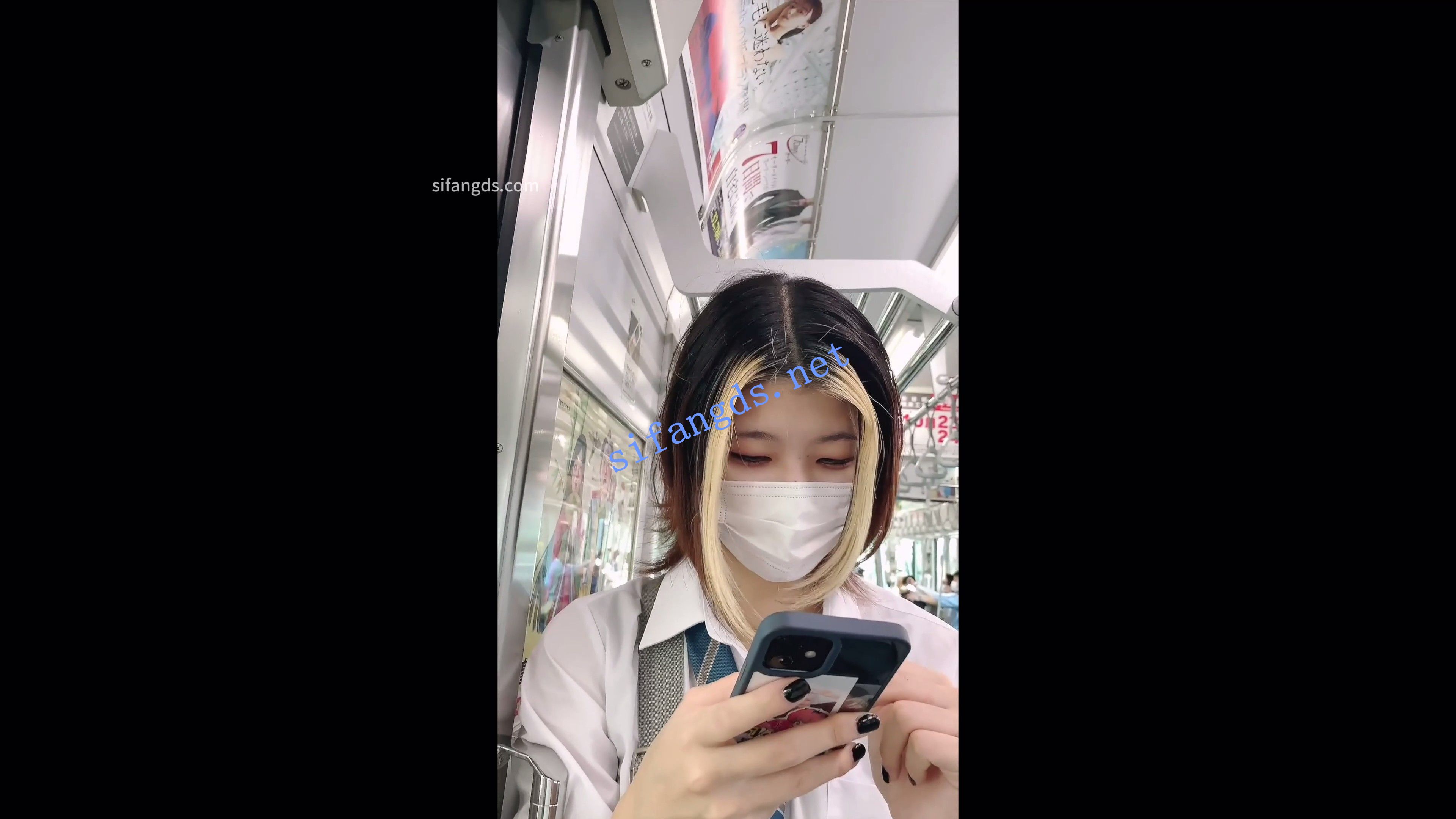 【日产精选】061多次CD制服jk。座位上抬腿直接给路人看 预览图 1