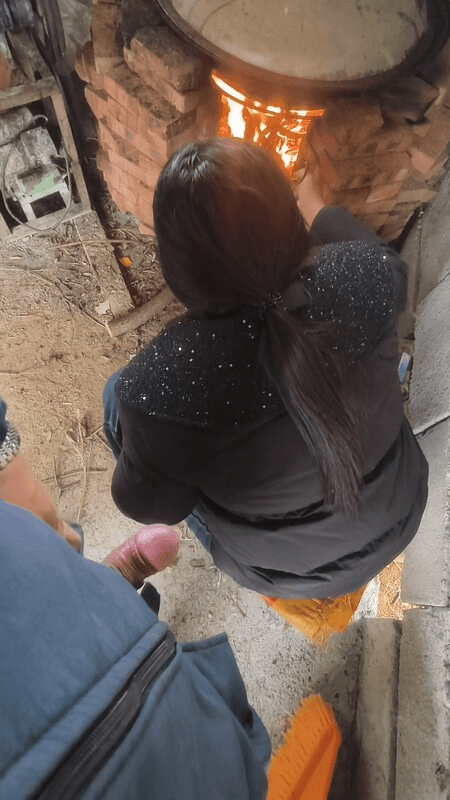 【精品乱伦】农村巨乳母子 – 老爸常年四季不在家 母亲满足了我的一切 边烧柴火边吃鸡巴 翘臀让我泄欲狠狠抽插内射 预览图 1