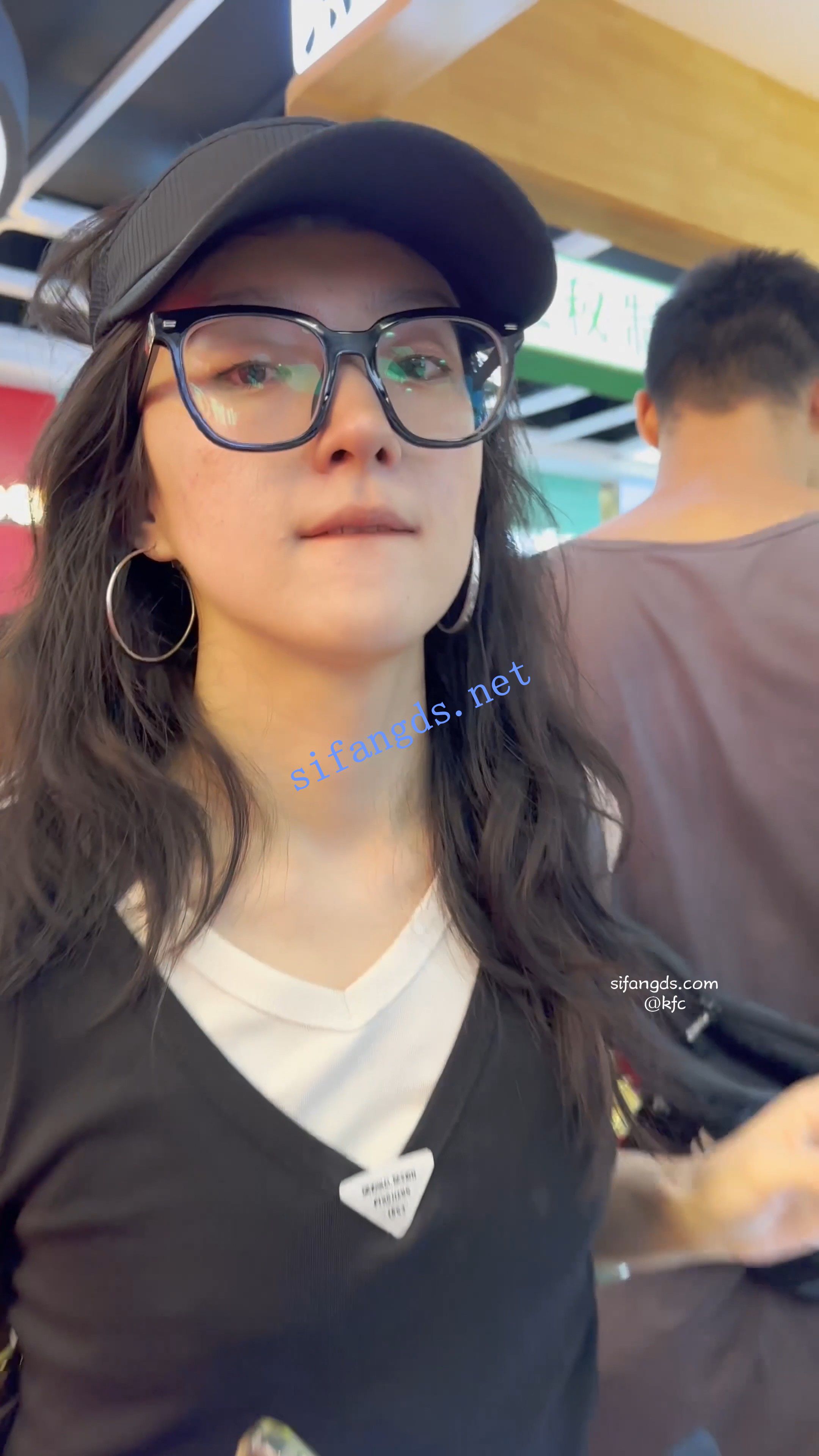 【KFC】眼镜妹独自逛街买奶茶。短裙骚窄内前后CD一股高潮脸 预览图 1