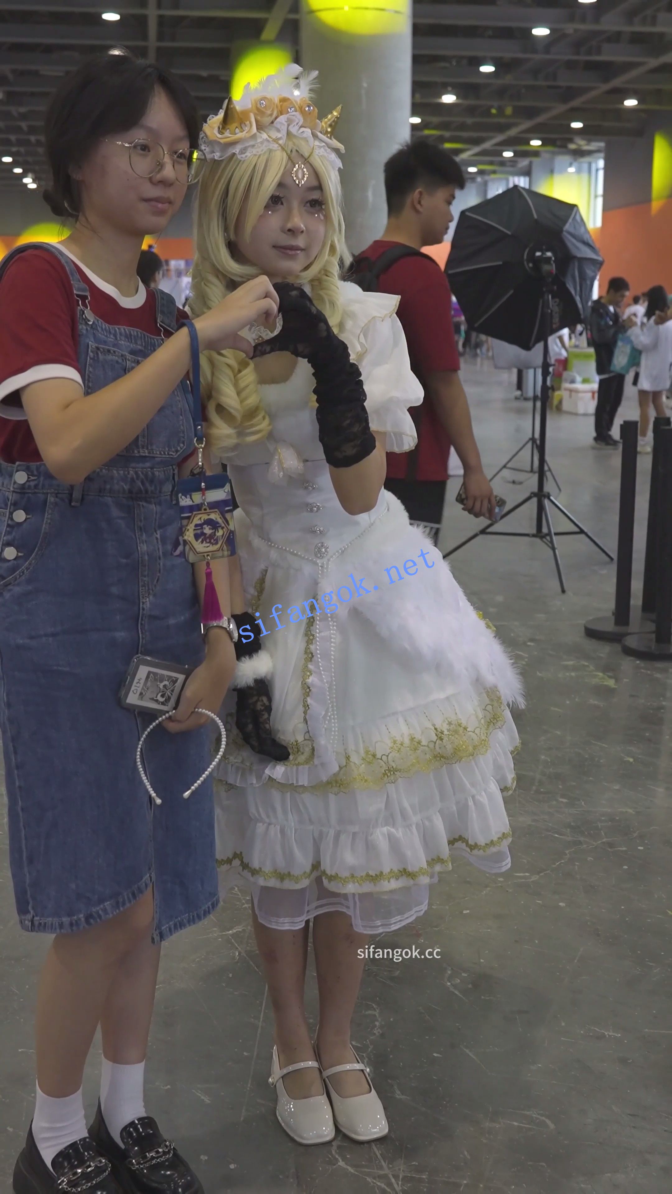 【xxn-343】金发cos小姐姐逛街..可爱卡通内前后CD勒出13缝 预览图 1