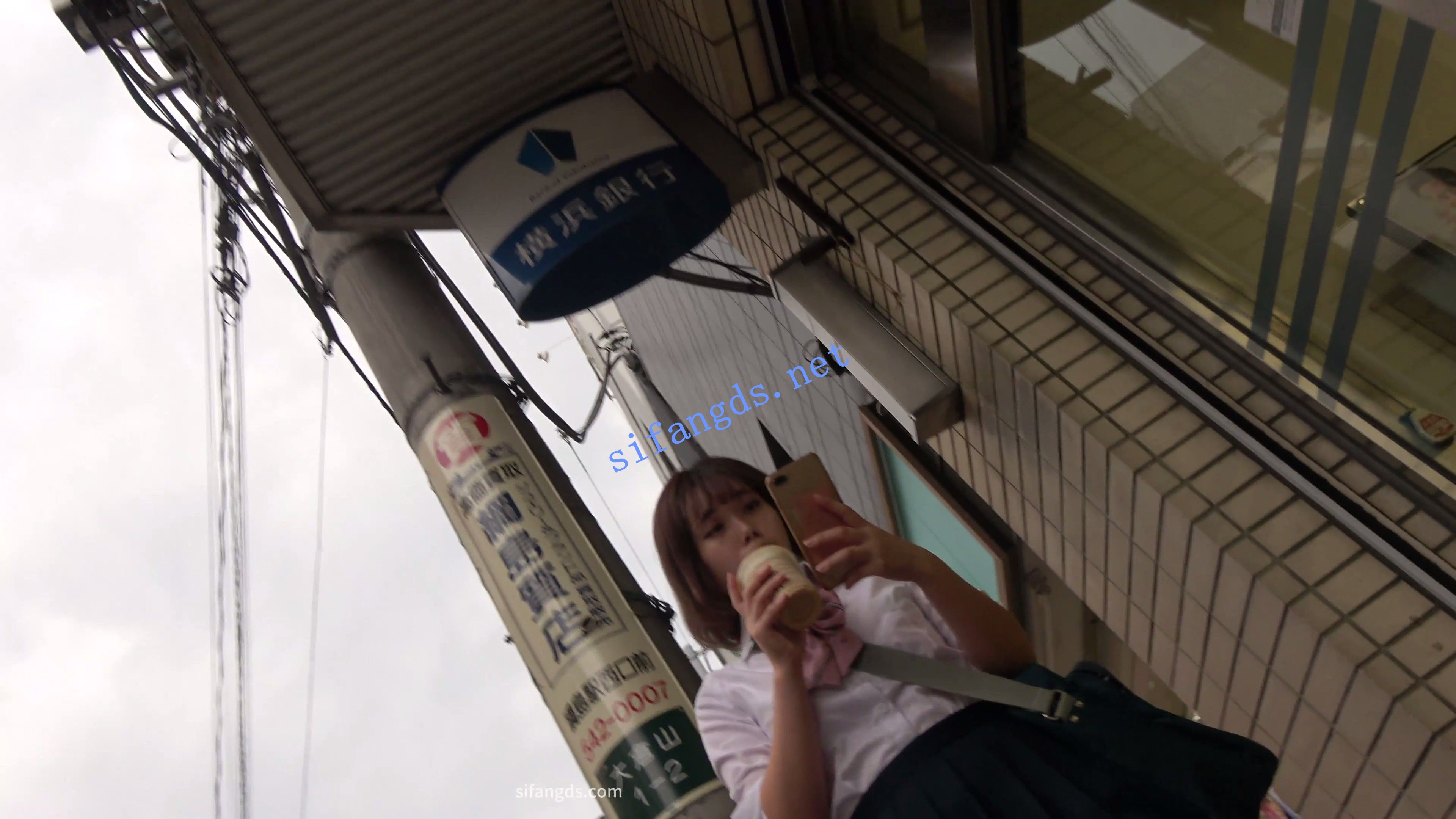 【日产精选】053两次抄底蓝裙jk妹。性感蕾丝边半透内 预览图 1