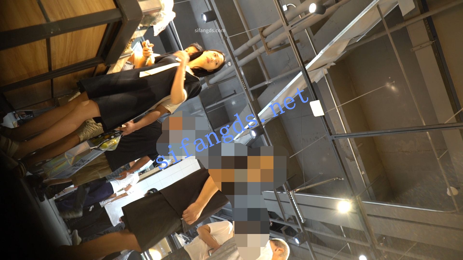 （空城原创）黑裙小少妇逛超市，微透无痕白N包裹肉臀 预览图 1