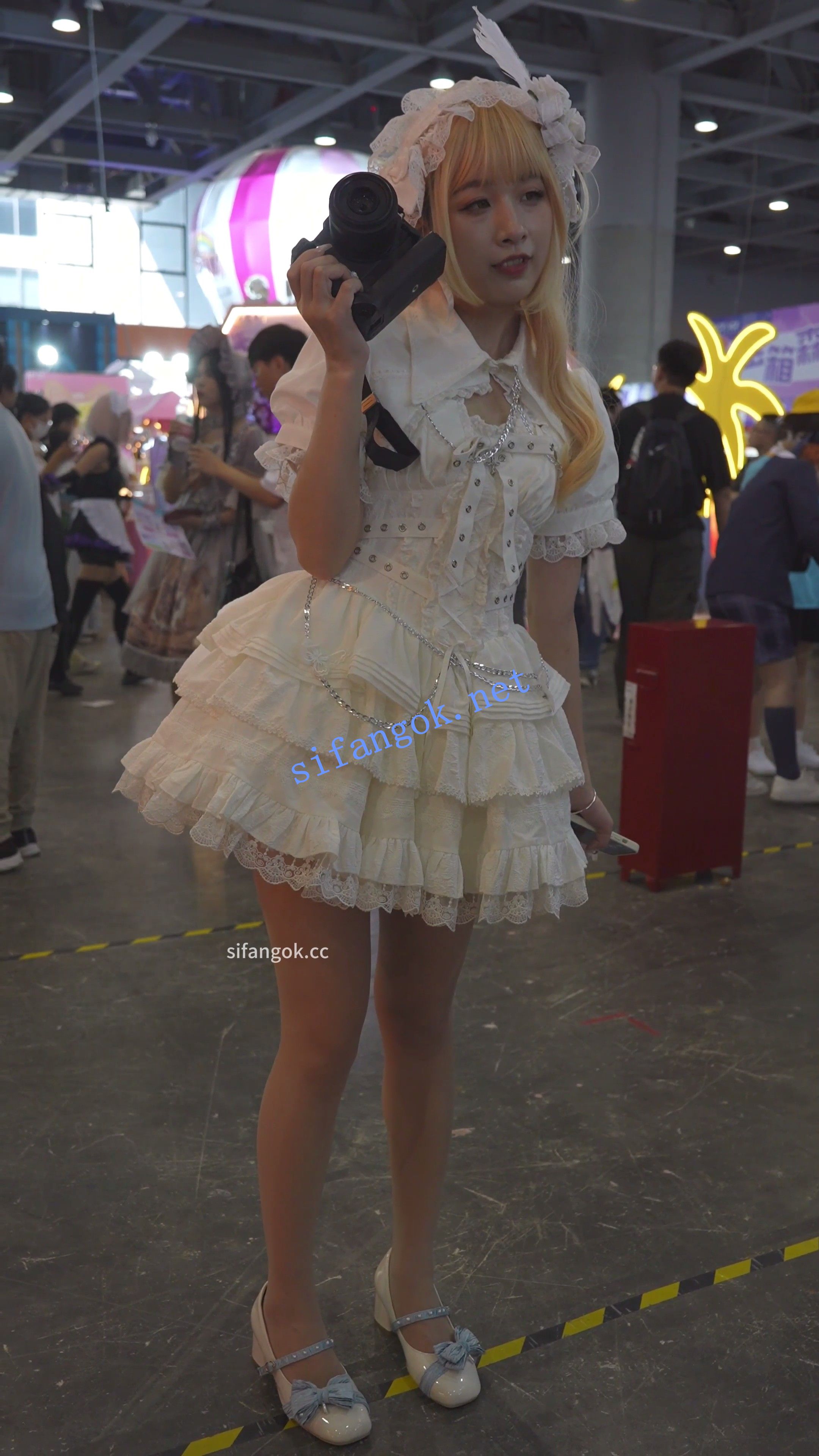 【xxn-341】金发公主裙美女..超薄透明肉丝..蕾丝内夹进屁股缝 预览图 1