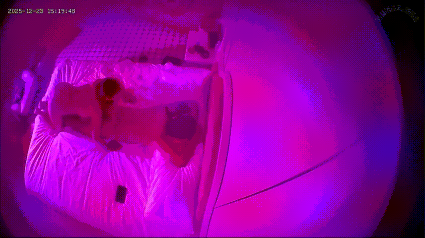 上帝视角 12-24 很漂亮的一个妓女小姐姐 连续三天接客不同男子 胸推口交全有 床上操到床下 累并快乐 预览图 2