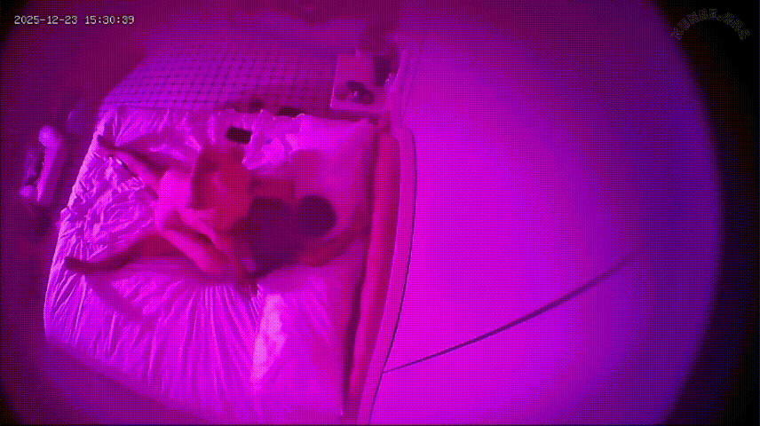 上帝视角 12-24 很漂亮的一个妓女小姐姐 连续三天接客不同男子 胸推口交全有 床上操到床下 累并快乐 预览图 3