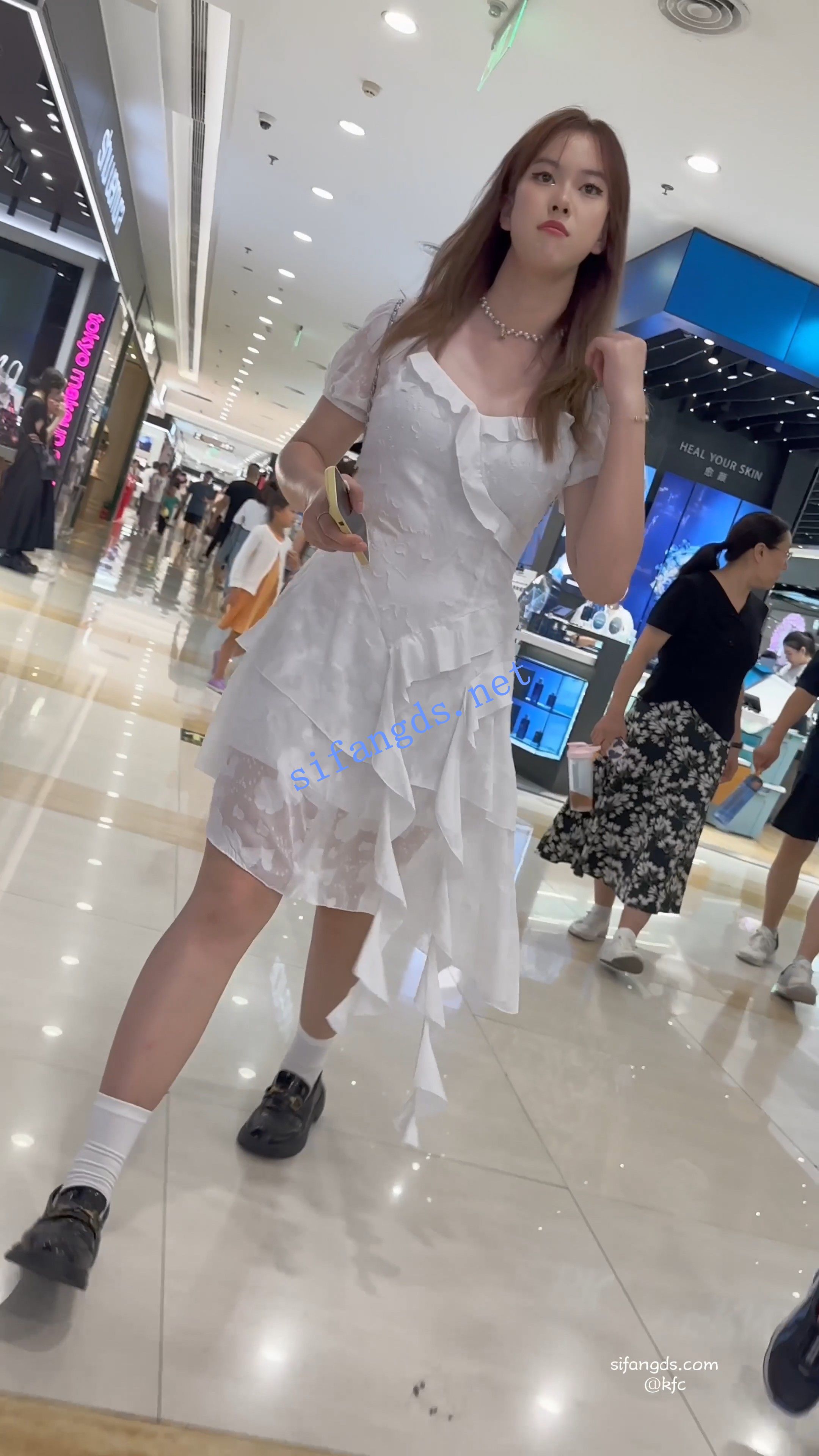 【KFC】姐姐带弟弟逛街。长裙小白袜。粉色骚窄内低角度CD 预览图 1