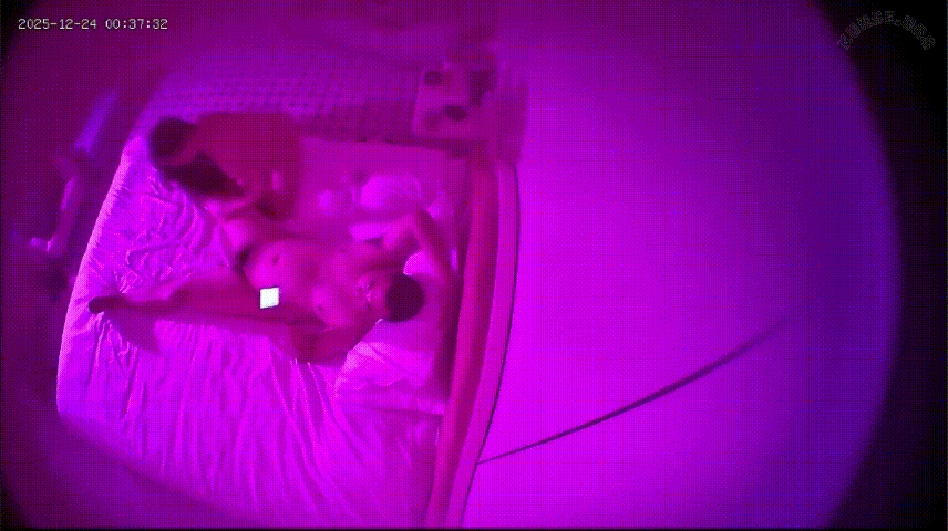 上帝视角 12-24 很漂亮的一个妓女小姐姐 连续三天接客不同男子 胸推口交全有 床上操到床下 累并快乐 预览图 7