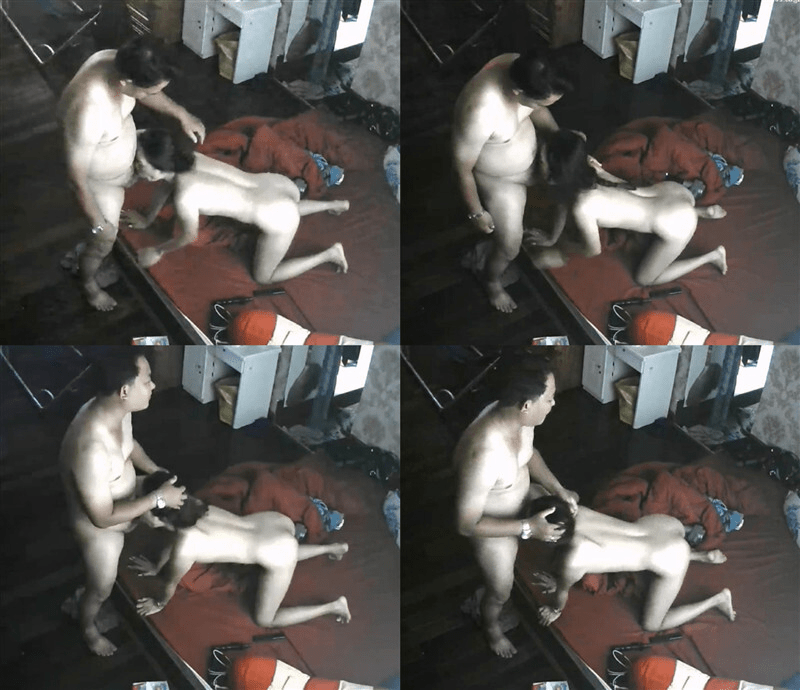 《居家摄像头破解》中年大叔猛操美女老婆❤️各种姿势啪啪 预览图 1