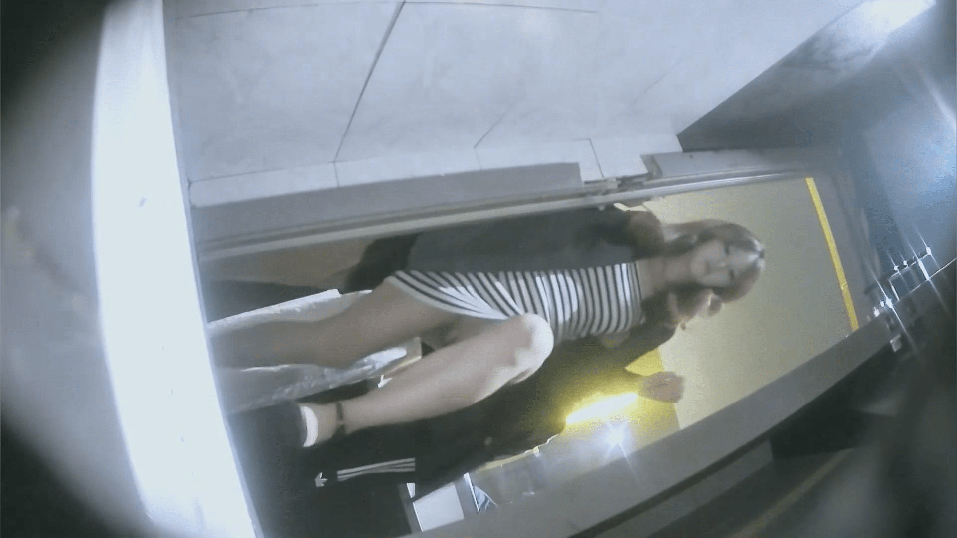 十二月流出新系列❤️夜总会酒吧女厕后拍各种黑丝高跟 美女如云闺蜜憋不住面对面蹲着一块尿 预览图 1