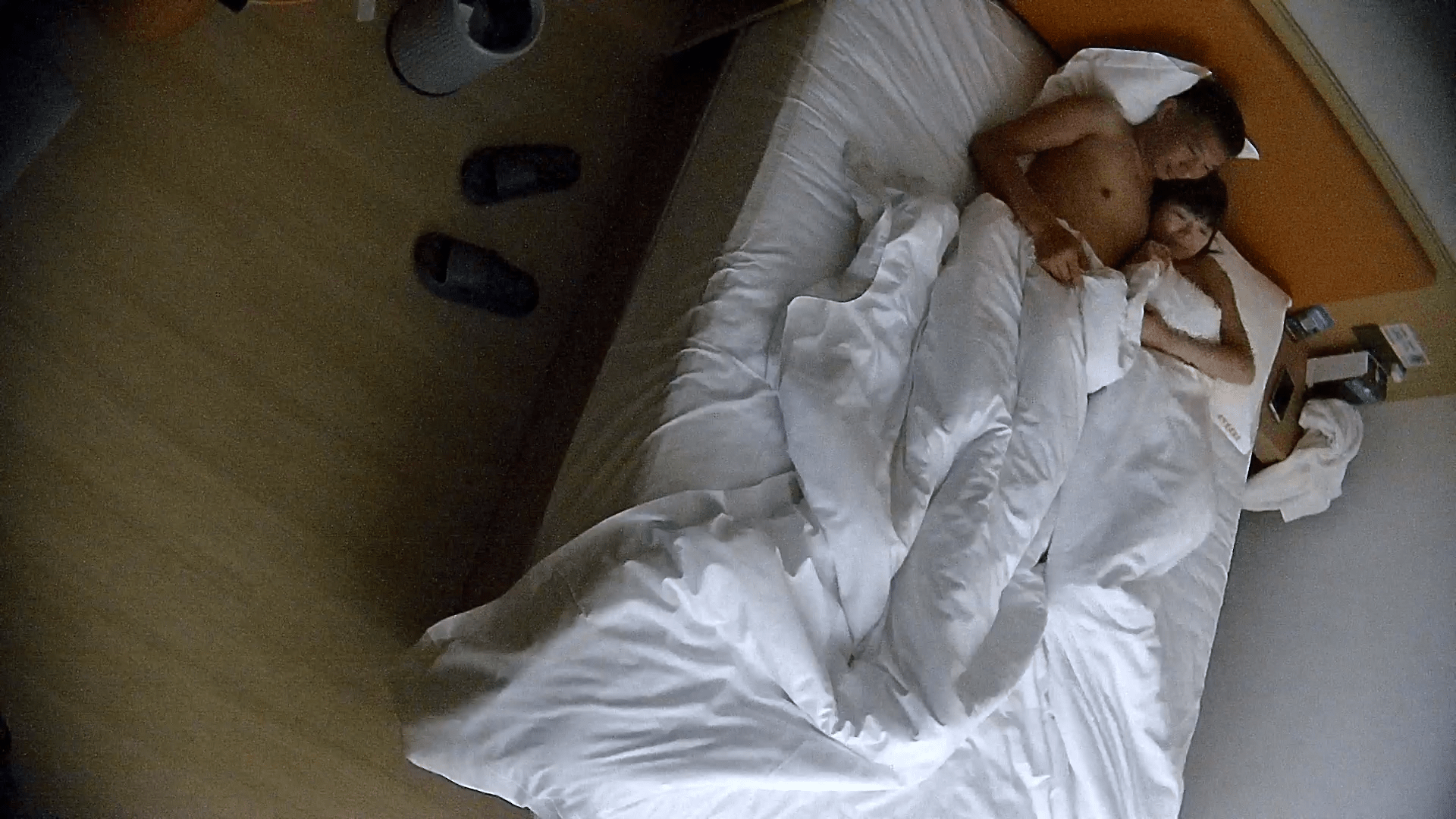 12-19流出酒店偷拍❤️大叔约炮朋友媳妇开房偷情不戴套内射逼里 预览图 1