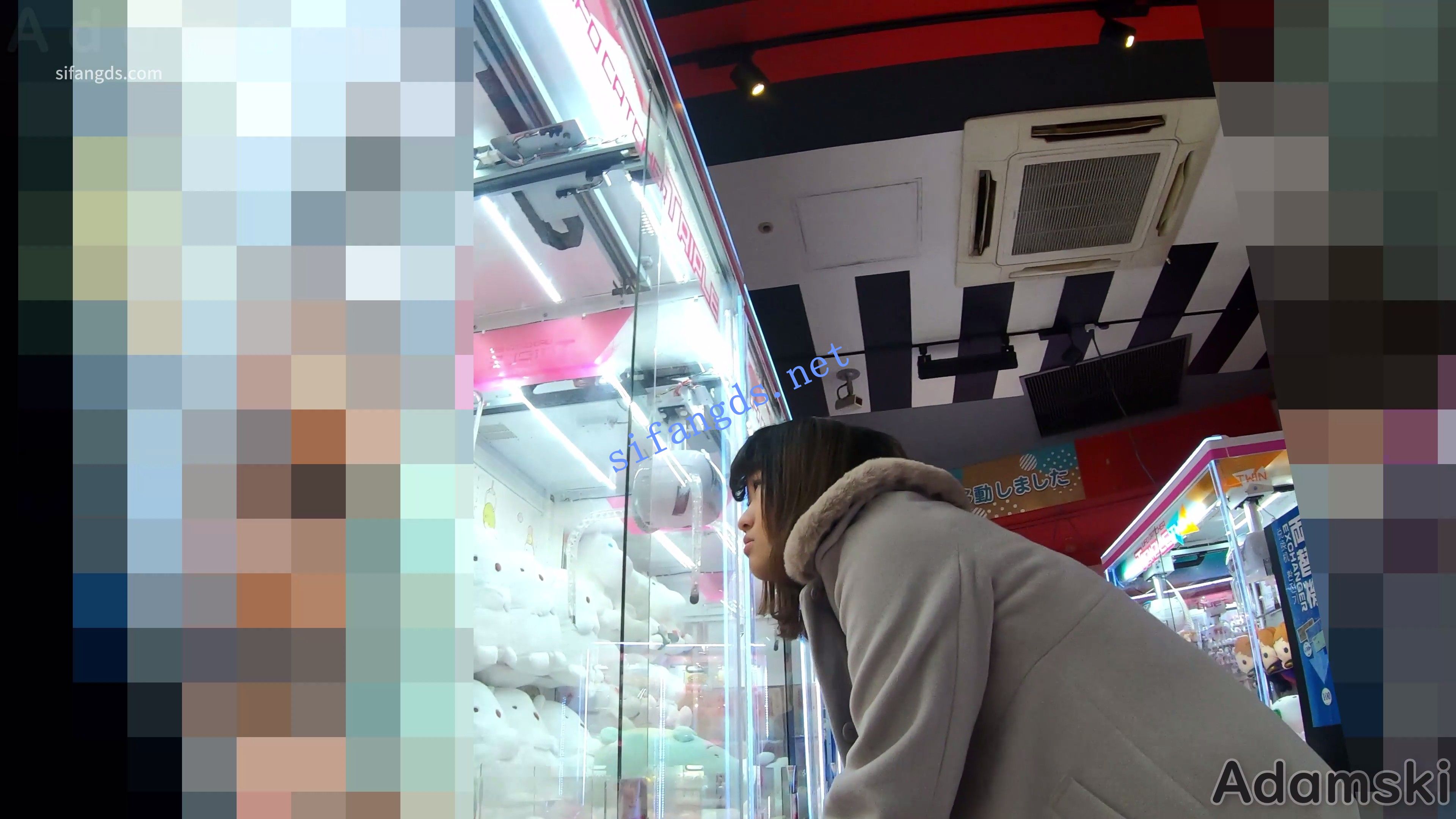 【日产精选】044大神专拍娃娃机店顾客。性感全透明粉内 预览图 1