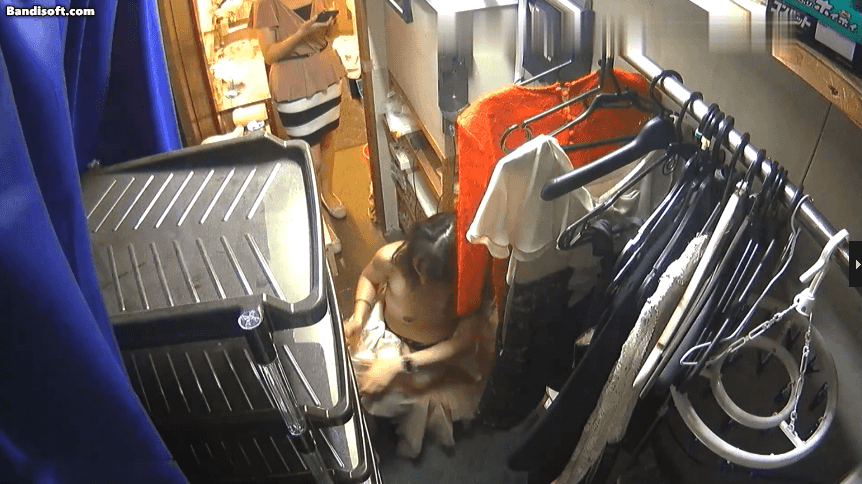 【监控偷拍】两位青春美女在服装店换衣露奶 预览图 3