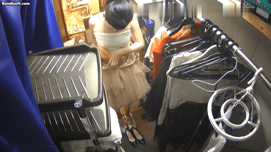 【监控偷拍】两位青春美女在服装店换衣露奶 预览图 4