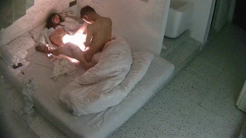 大学城12-21 女生后面进来 操完洗完澡就走了 异地恋就是饥渴 操个逼还要打灯拍个视频 留着回去自己撸 预览图 1