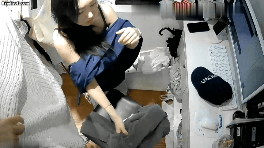 【监控偷拍】两位青春美女在服装店换衣露奶 预览图 6