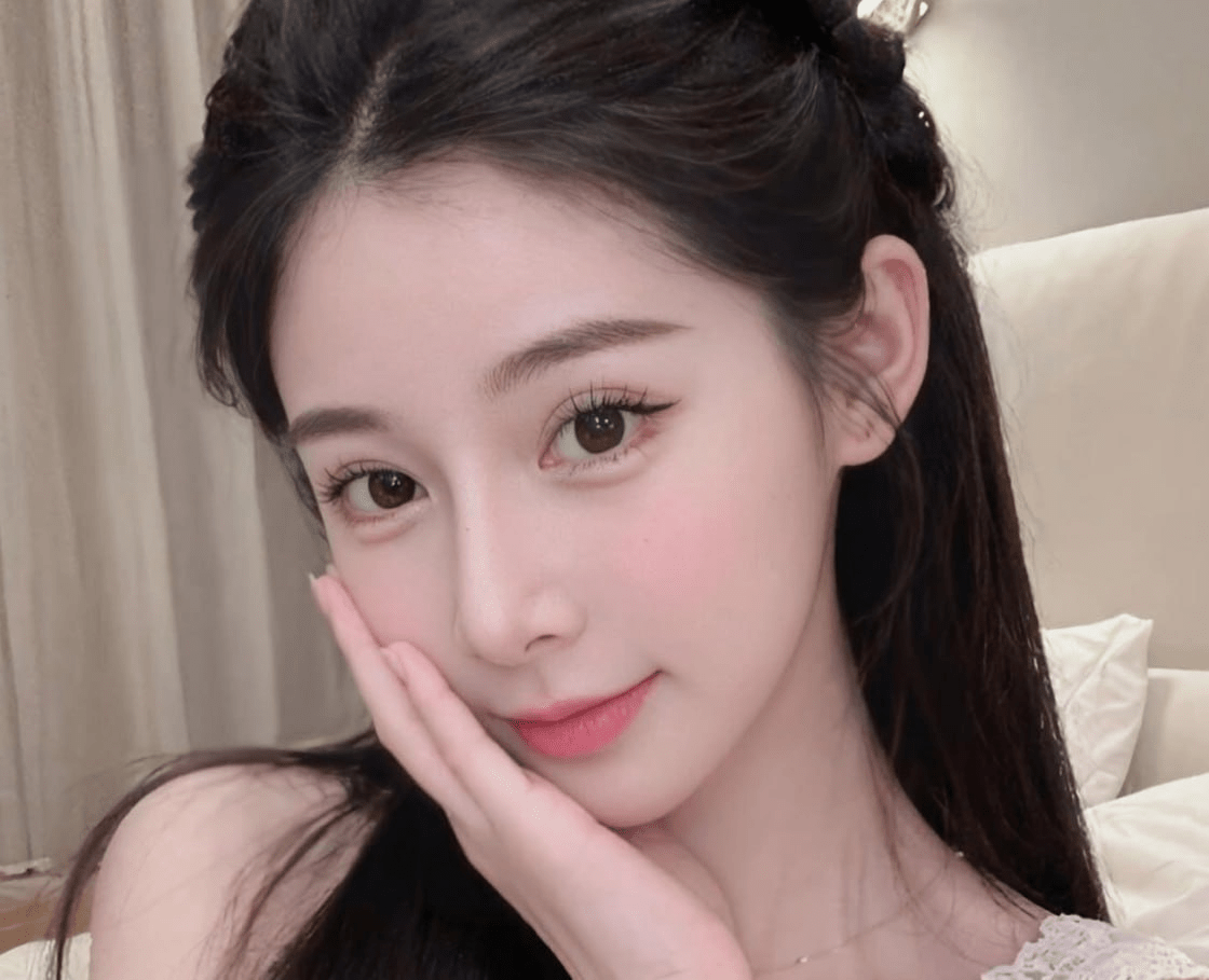 身材长相很哇塞的主播「jennie洁妮」首次约炮刚见面就失控，他像个恶魔一样还没说话就把我扑倒床上狠狠的躁我了（2V） 预览图 1