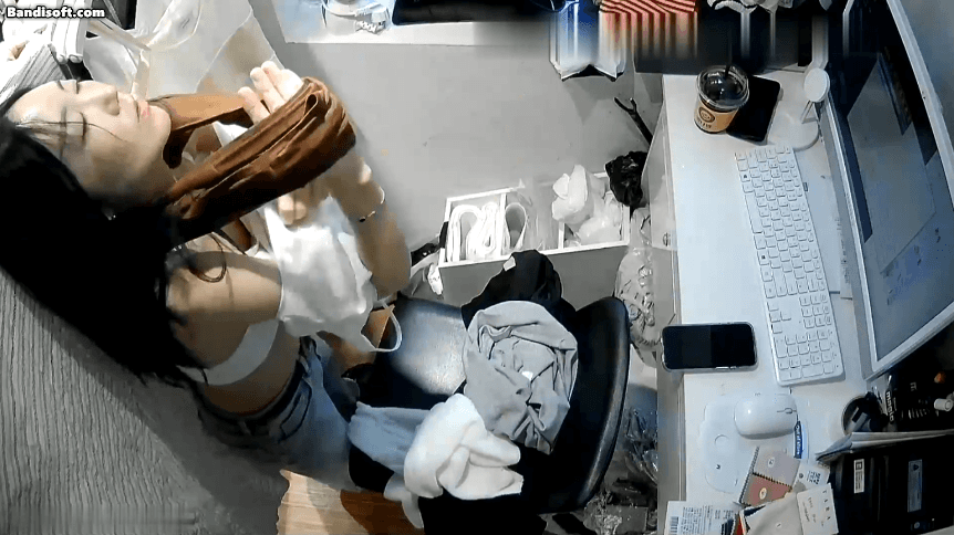 【监控偷拍】两位青春美女在服装店换衣露奶 预览图 7