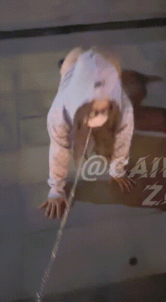 ✅反差可爱萌妹『zoey』户外马路戴上项圈狗链被爸爸调教啪啪，大屌撑满润滑湿暖蜜穴，被操的骚叫不停(4V) 预览图 2