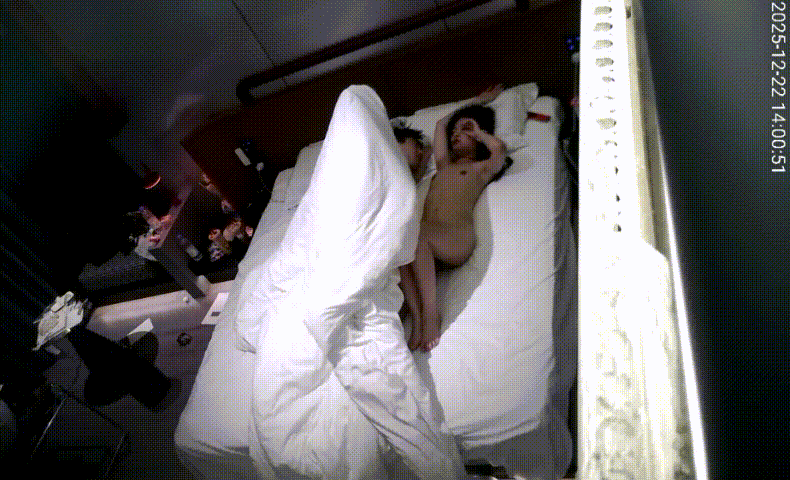 天眼31号房 12-22 高挑苗条的美女穿上丝袜 那视觉杀伤力直接拉满 足交口交69全上 超多肉戏 完整无水印版 预览图 6