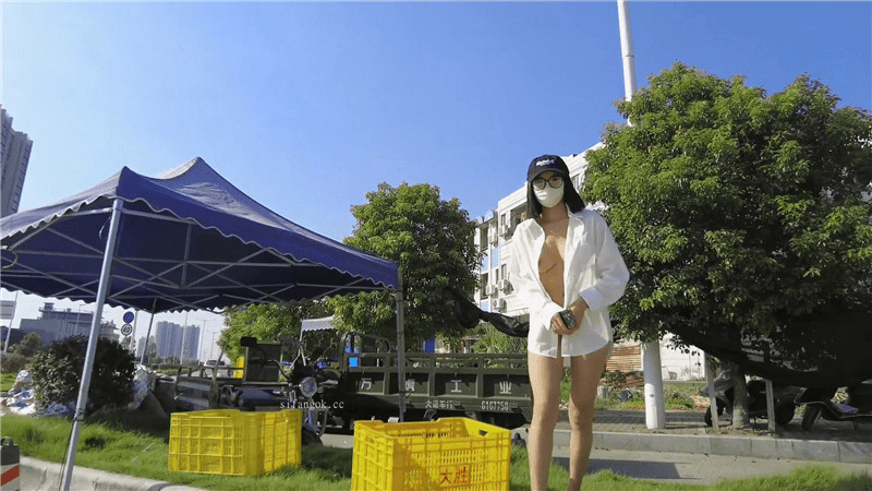 【cikaimoon】最新极限人前露出❤️街头故意全裸勾引老头(2V) 预览图 1