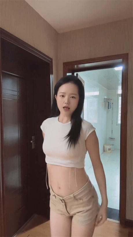 ❣️推荐❣️快手颜值少妇【蒋蒋姨】大尺度掰逼展示，骚逼县城瑜伽裤，逼毛好长好浓密，性欲旺盛9V 预览图 1