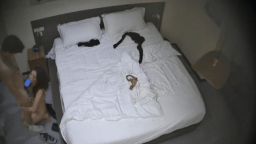 12-20流出酒店上帝视角偷拍❤️身材苗条的美女被年轻小伙后入床边前操搞完妹子去洗澡拿她的内裤套头上(4V) 预览图 1