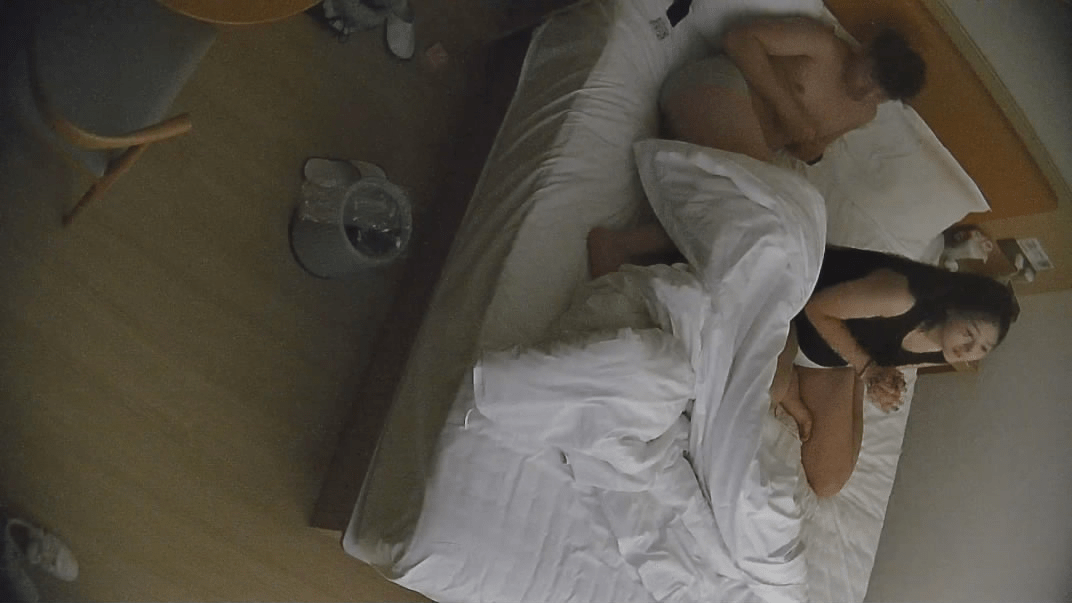 12-21流出酒店偷拍❤️可爱婴儿肥甜妹进入房间就勤快的铺好垫子准备挨屌健壮男友临走试戴文胸(5v) 预览图 1