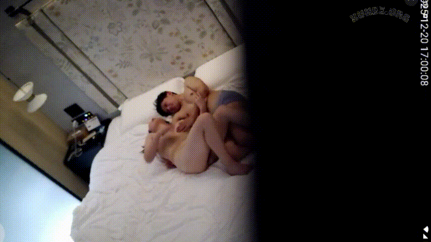 天眼13号房 12-20 一对二逼学生情侣欢乐多 各种极限拉扯 男生还玩上捆绑了 女生胸大毛多 很有可玩性 预览图 4