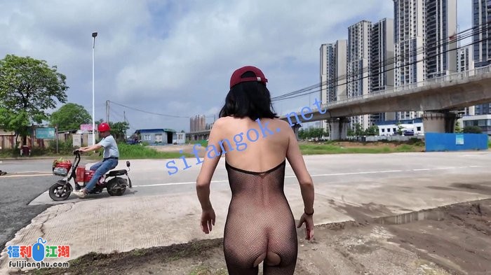 ❤️【cikaimoon】户外露出散步 大爷强行拍照争抢手机！[某房原版]【3.1G】 预览图 3