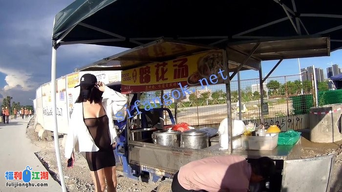 ❤️【cikaimoon】户外露出散步 大爷强行拍照争抢手机！[某房原版]【3.1G】 预览图 2